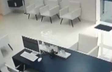 Após ter medida protetiva revogada pela Justiça, mulher é espanc4da pelo ex-marido no próprio trabalho; veja vídeo