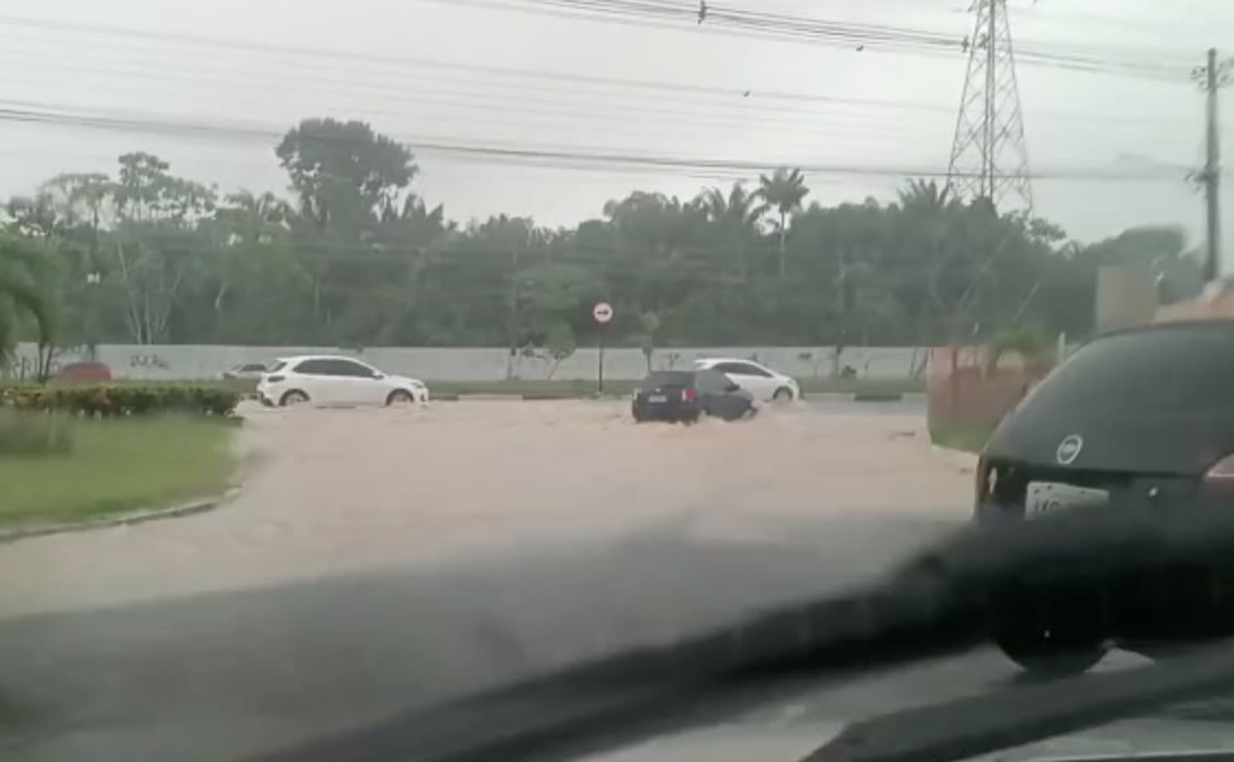 Ligue os faróis: trecho da  Av. das Torres fica alagado após forte chuva