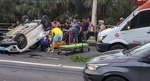 Motorista de aplicativo se envolve em grave acidente e capota carro na av. das Flores; veja vídeo