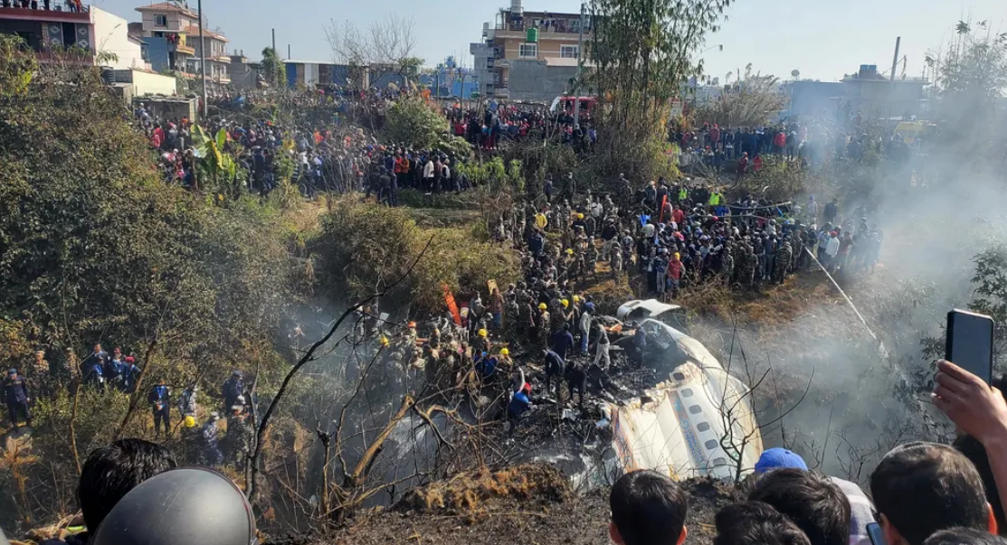 Tragédia: avião cai e deixa mais de 65 m0rtos no Nepal; veja vídeo
