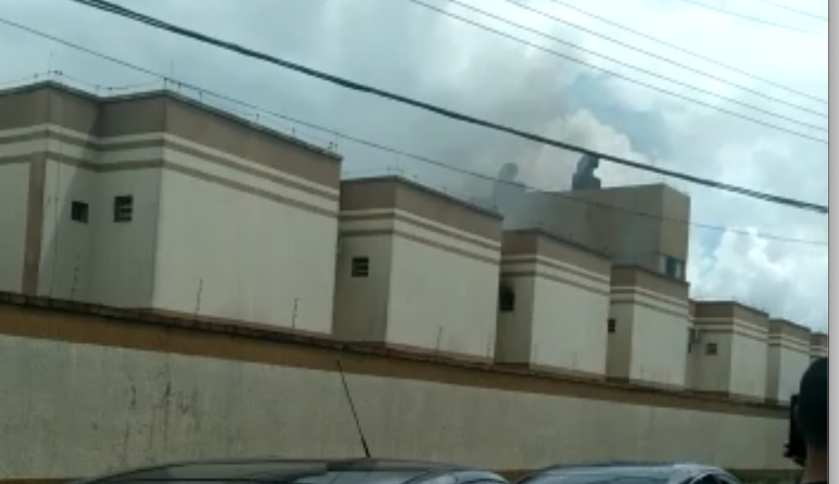 Motel Diplomata pega fogo e precisa ser evacuado às pressas em Manaus; veja vídeo