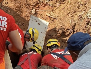 Deslizamento de terra atinge casa e mat4 criança e adolescente