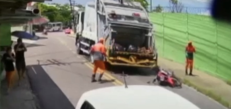 Entregador de lanche é arremessad0 em caminhão de lixo durante acidente no Coroado; veja vídeo
