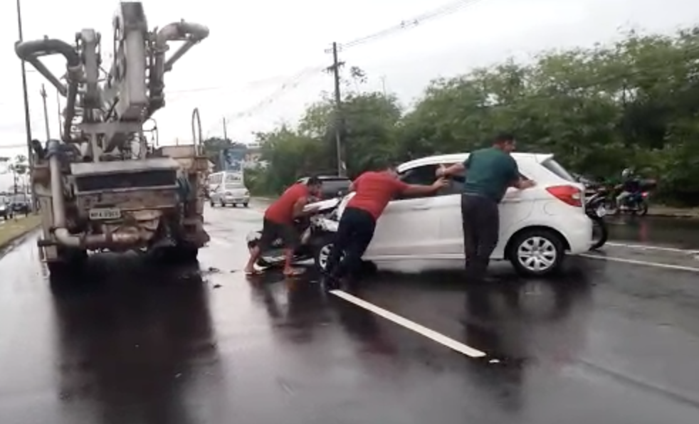 Motoqueiro é brut4lmente atr0pelado e fica jogado no meio da Max Teixeira; veja vídeo