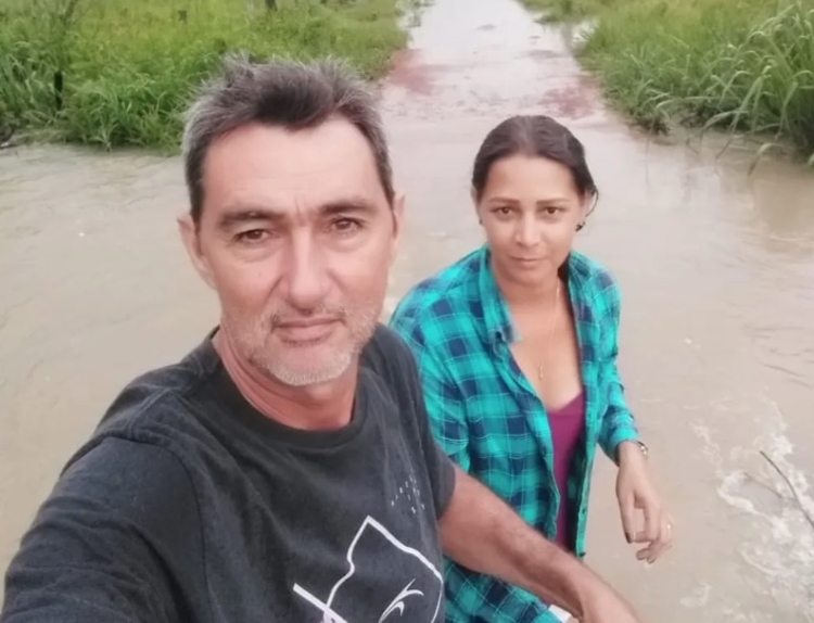 Tudo por ela: casal enfrenta tempestade que alagou cidade para tomar a boa cachaç4
