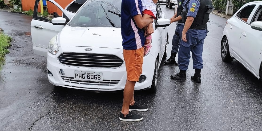 Homem é flagrado compartilhando dr0gas com namorado e com a própria filha de 2 anos em Manaus