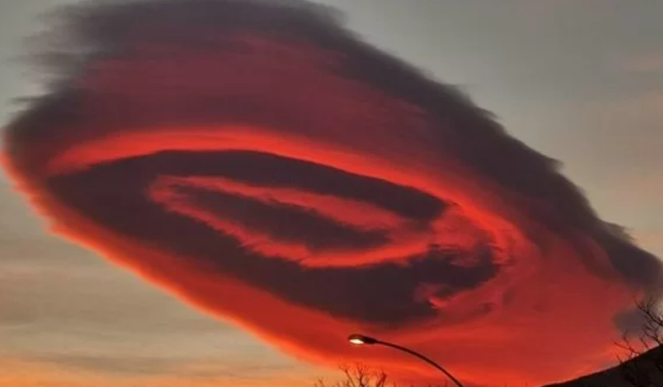 Nuvem em formato bizarro impressiona moradores de cidade na Turquia; veja vídeo