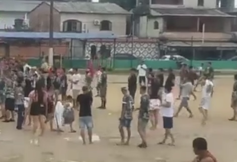 Desespero: torcida vive momentos de terror durante tirotei0 no campo de futebol do Jorge Teixeira; veja