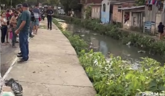 Urgente: após tirotei0 corpo é jogado em igarapé no bairro da União