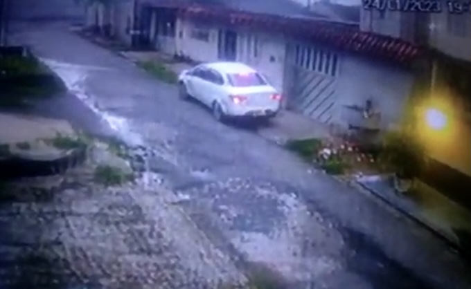 Vídeo flagra invasão de criminosos em vila para execut4r jovem no bairro da Paz; veja