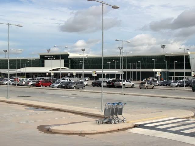 Homem é flagrado assediand0 adolescente de 16 anos em voo saindo de Manaus