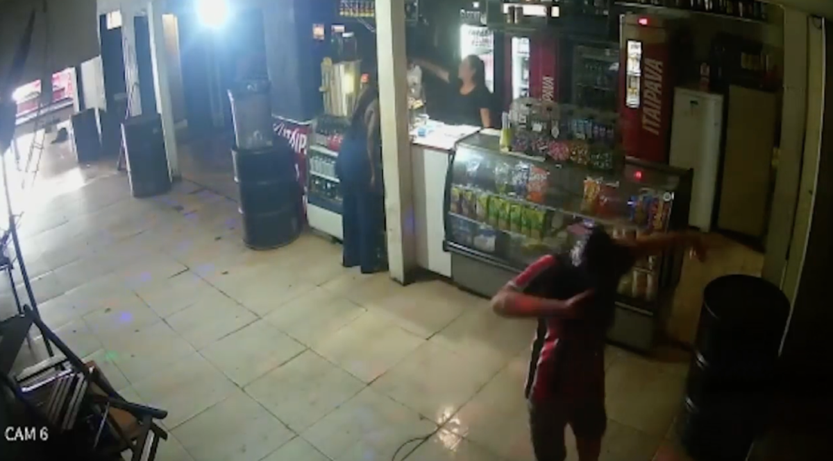 Bêbada conhecida como ‘inimiga do fim’ é  incendi4da dentro de bar pela própria amiga; veja vídeo
