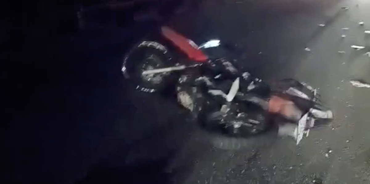 Mulher m0rre e homem tem perna arranc4da durante grave acidente de moto; veja vídeo