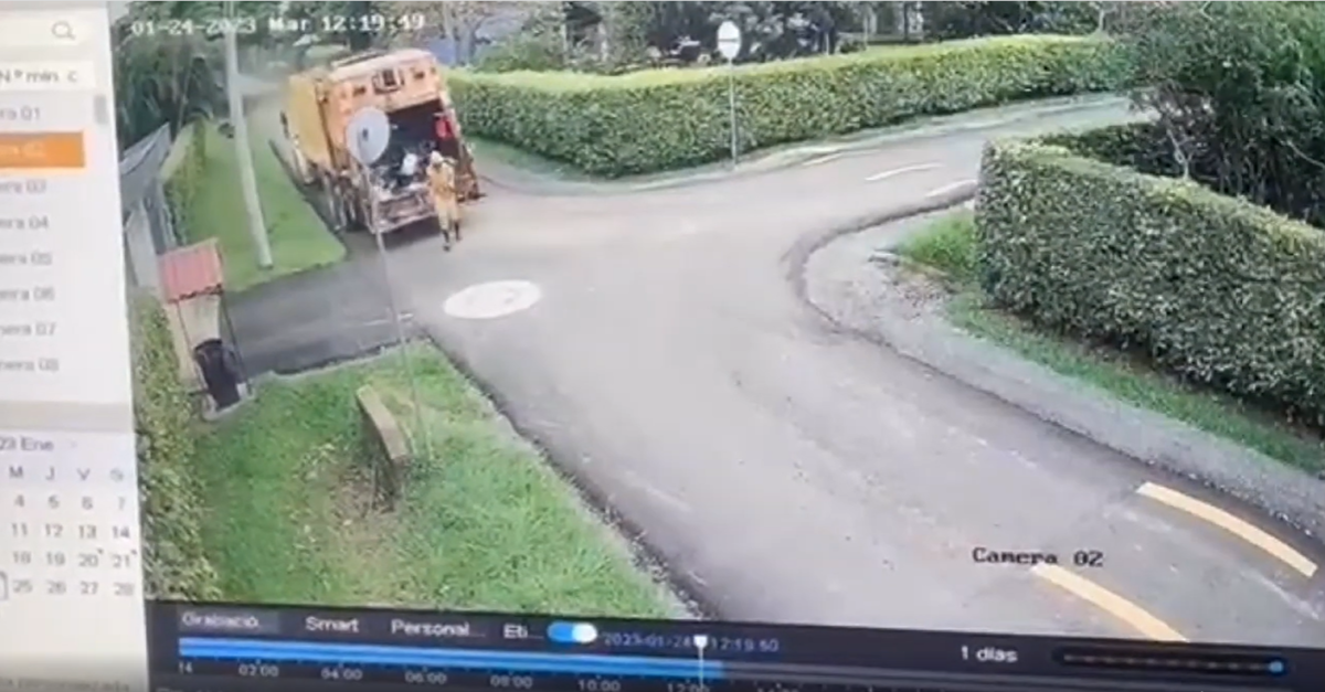 Tragédia: jovem tenta escapar da m0rte mas acaba sendo esm4gado por caminhão de lixo; veja vídeo
