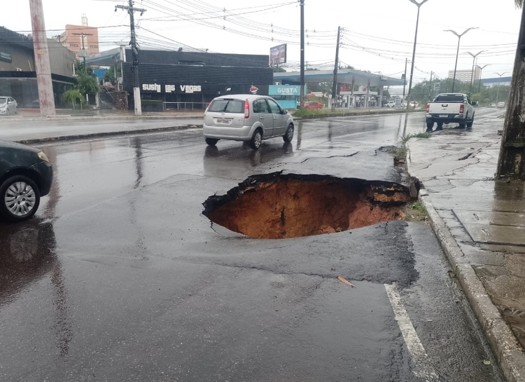 Temporal em Manaus abre cratera na av. Rodrigo Otávio e complica trânsito