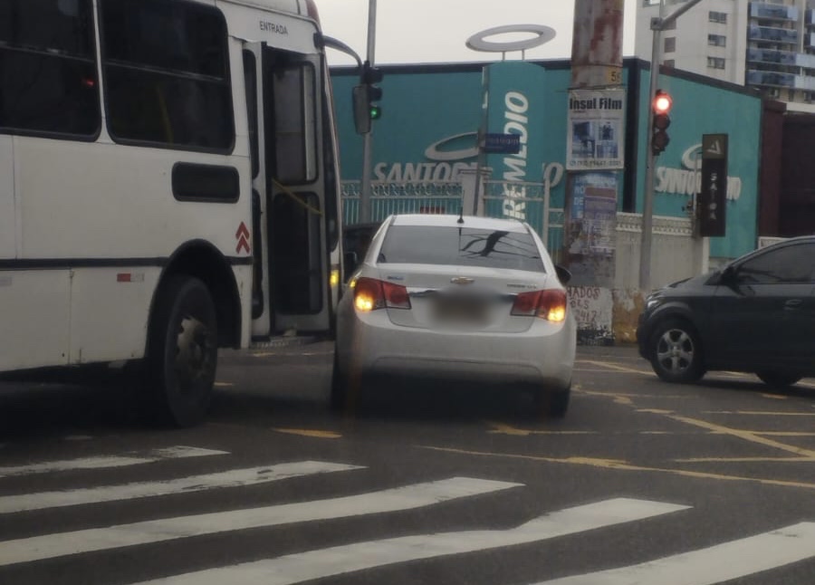 Atenção: acidente entre carro e ônibus deixa trânsito infernal no Adrianópolis