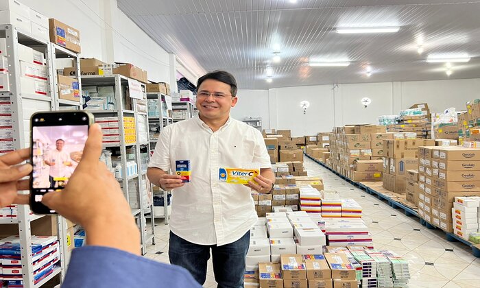 Prefeito Keitton Pinheiro acompanha chegada de medicamentos e insumos na Central Farmacêutica de Coari