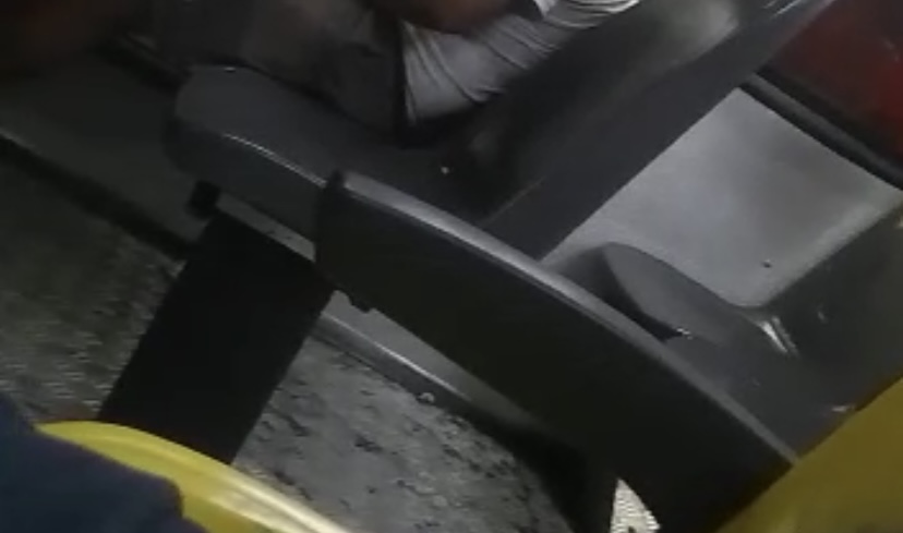 Taradã0 é flagrado batendo uma dentro do ônibus 640; veja