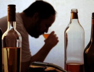 Psicólogo alerta sobre os riscos do consumo excessivo de bebidas alcoólicas
