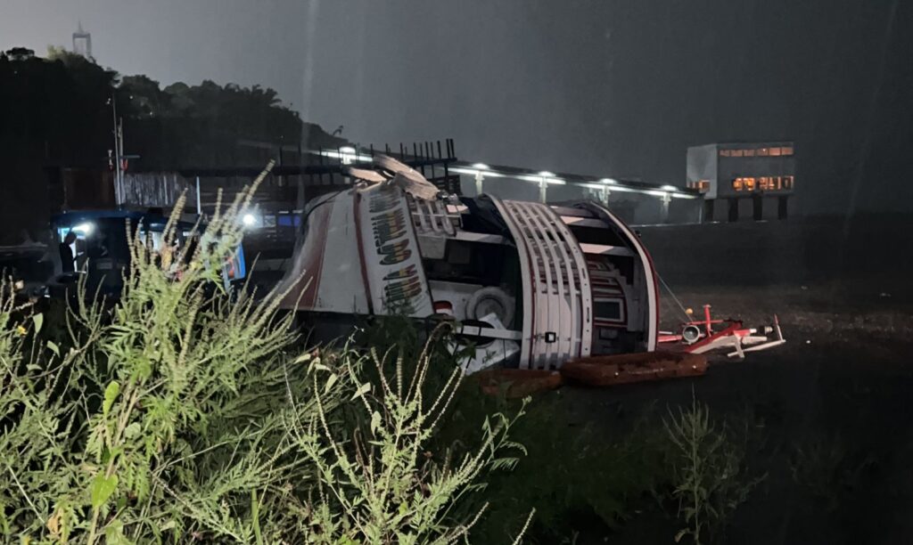 Urgente: barco lotado de passageiros tomba durante temporal em Manaus; veja vídeo
