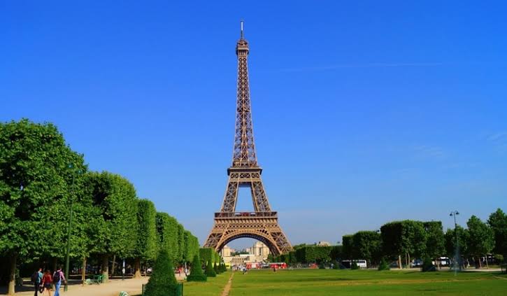 Crueldade: turista brasileira é estuprad4 no jardim da Torre Eiffel