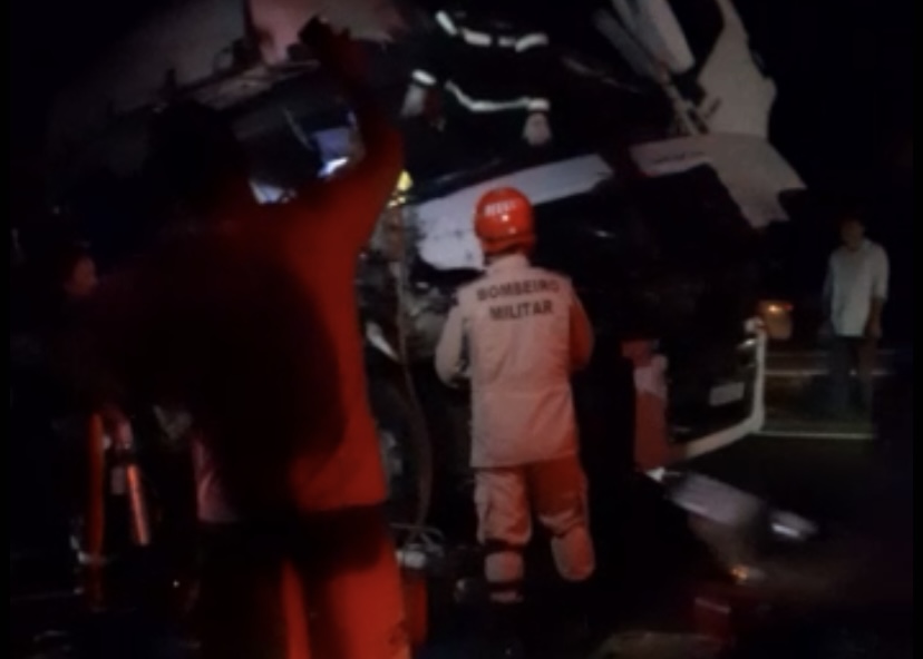 Urgente: grave acidente entre caminhões deixa vítimas presas às ferragens em Iranduba; veja vídeos