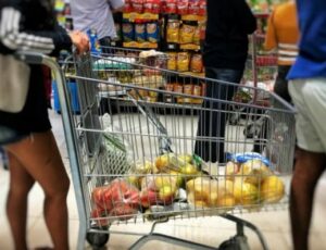 'Comprando o mesmo, gastando mais': inflação tem alta de 0,53% em janeiro, diz IBGE