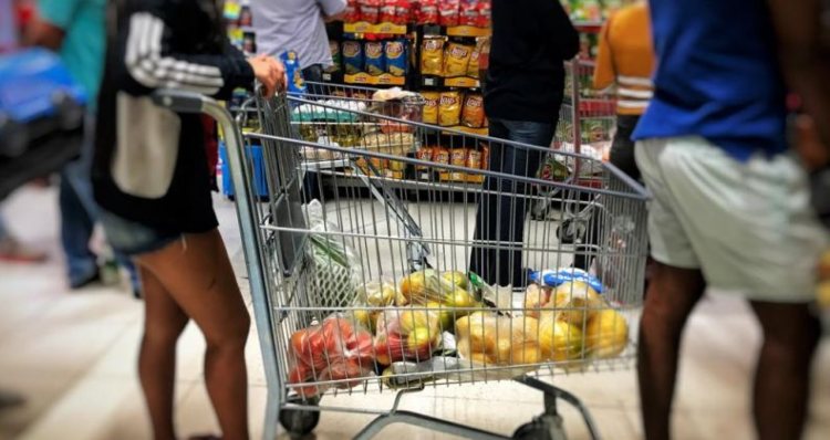 ‘Comprando o mesmo, gastando mais’: inflação tem alta de 0,53% em janeiro, diz IBGE