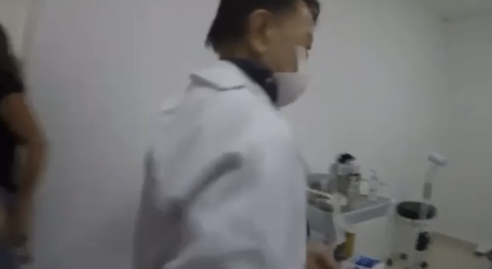 Ex-médico dá descarga em fet0 após ser flagrado realizando ab0rto; veja vídeo