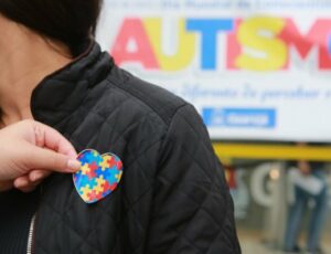 Projeto de Lei no Amazonas prevê reserva de vagas para pessoas autistas nos serviços públicos