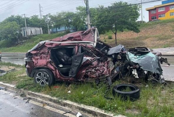 Acidente entre carro e caminhão no Distrito Industrial I deixa crianças em estado grave; veja vídeos