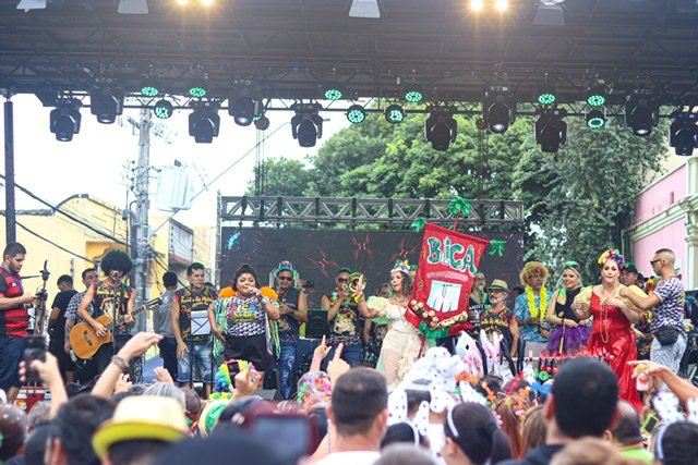 Bandas da Bica e Difusora arrastam mais de 100 mil foliões