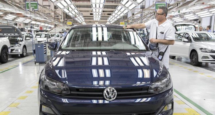 Volkswagen suspende temporariamente produção em fábricas no Brasil