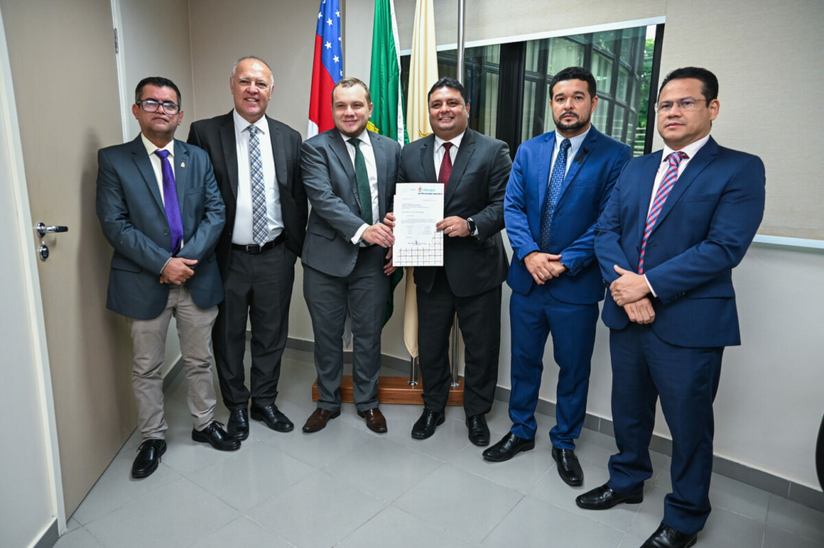 Caio André recebe ofício que formaliza nomes dos vereadores líderes na CMM