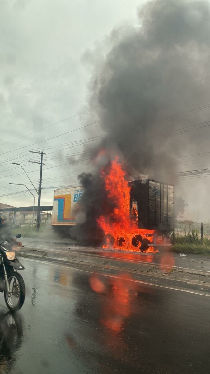 Carreta pega fogo na avenida Torquato Tapajós; veja vídeo