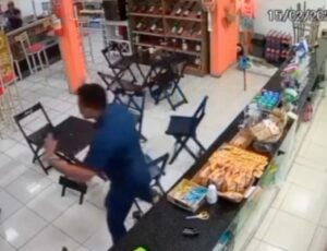 Policial surta, faz reféns e mata atendente de loja de conveniência; veja vídeo