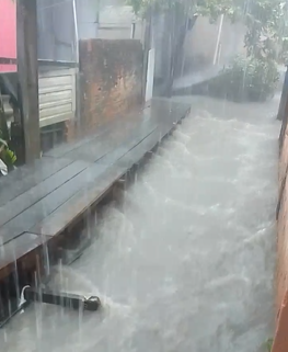 Forte chuva deixa várias ruas alagadas no bairro Petrópolis; veja vídeo