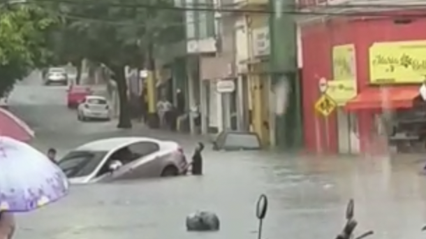 Caos: Ruas alagadas, engarrafamentos e muita ventania em Manaus nesta manhã de quinta-feira, veja videos