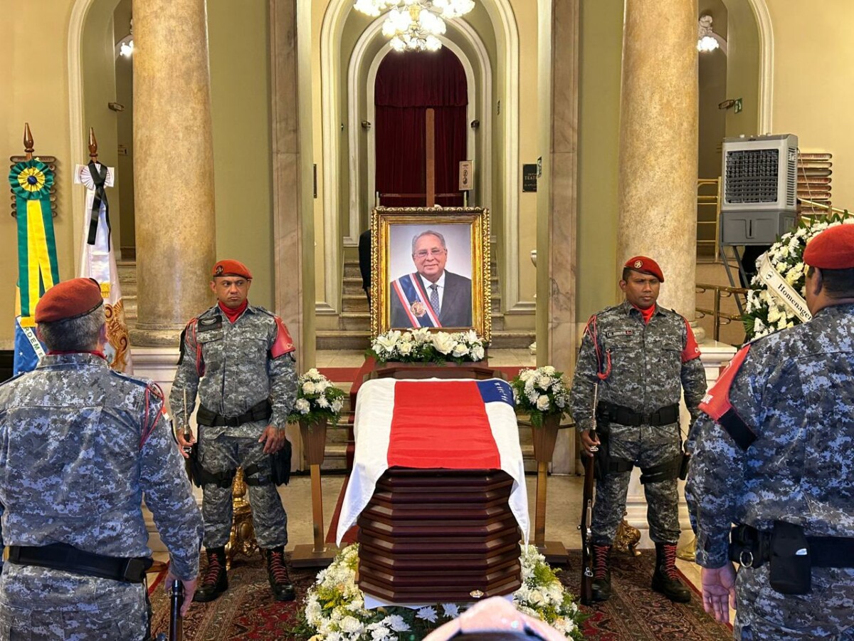 ‘O último adeus’: velório de Amazonino Mendes aberto ao público começa no Teatro Amazonas