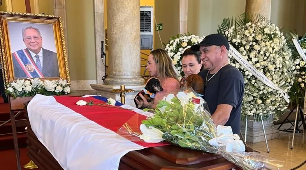 Cachorrinhos de Amazonino Mendes se despedem do ex-governador no Teatro Amazonas