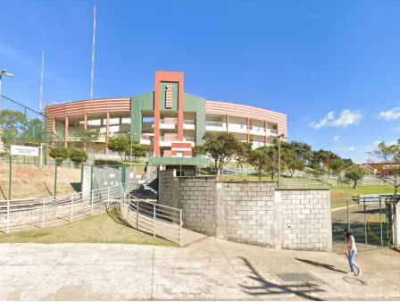 Menino de 9 anos é espancado em escola após ter errado gol