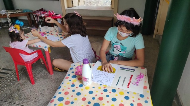 Criançada se diverte com carnaval promovido pela prefeitura na biblioteca João Bosco