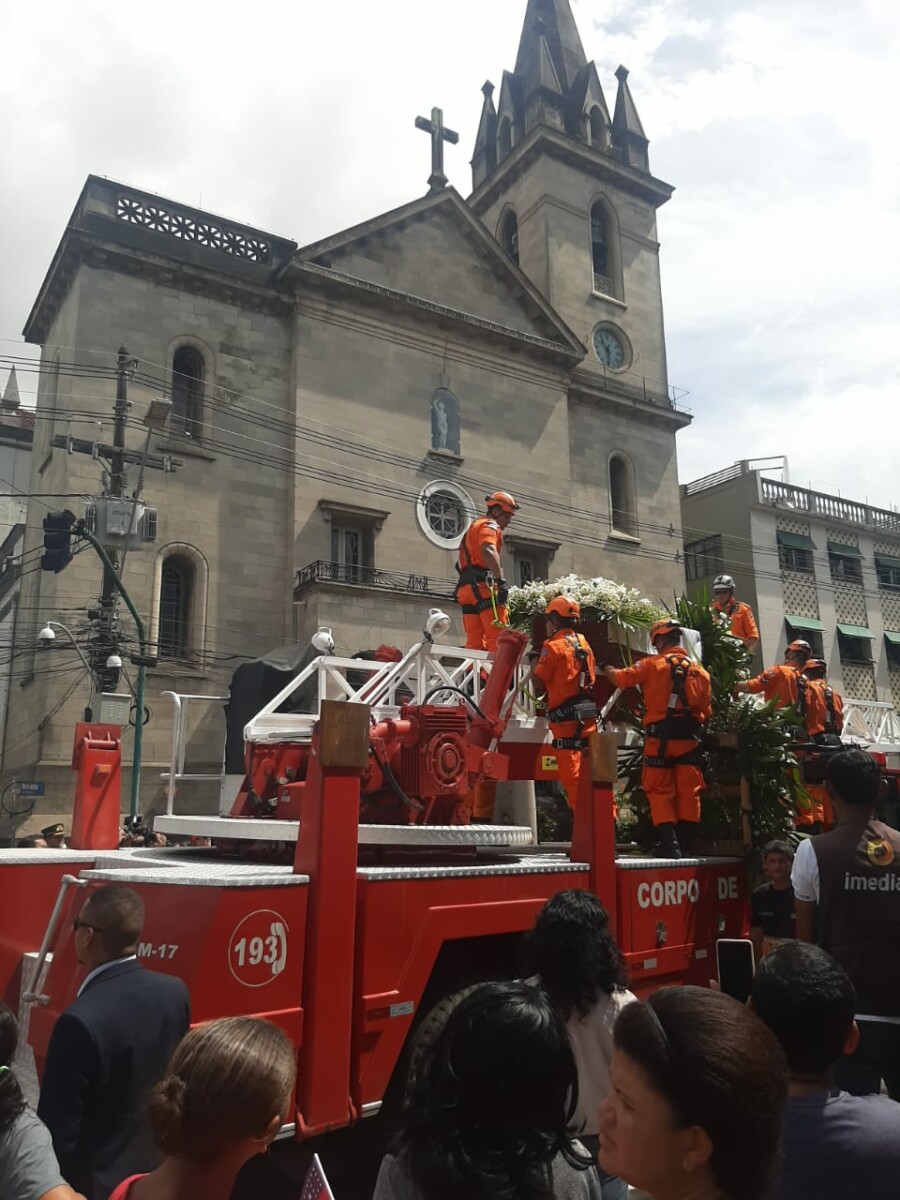 Adeus ao ex-governador Amazonino Mendes, cortejo emociona a cidade; veja vídeo