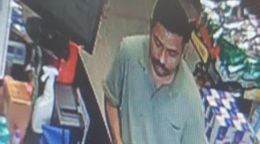 Urgente: operadora de caixa leva tiro no rosto; veja vídeo