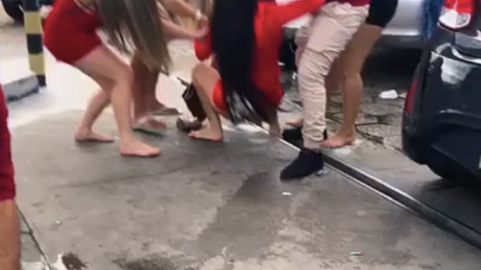 ‘Bloco do carnachifre’: blogueiras acabam nu4s durante briga por boy exclusivo em posto da Cidade Nova; veja