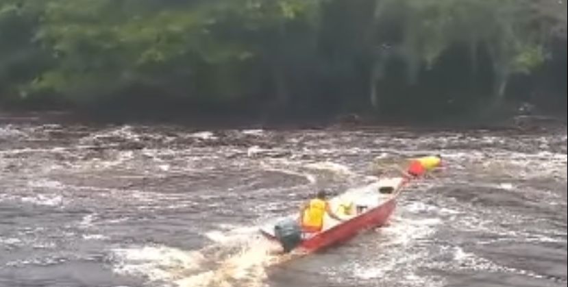 Vídeo mostra salva-vidas resgatando homem que estava se afogando na Cachoeira do Urubuí, no AM; veja
