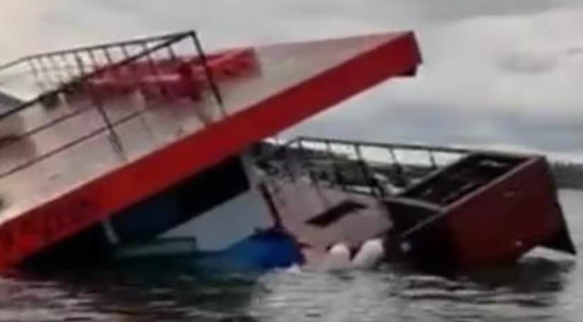 Flutuante afunda e clientes ficam desesperados; veja vídeo