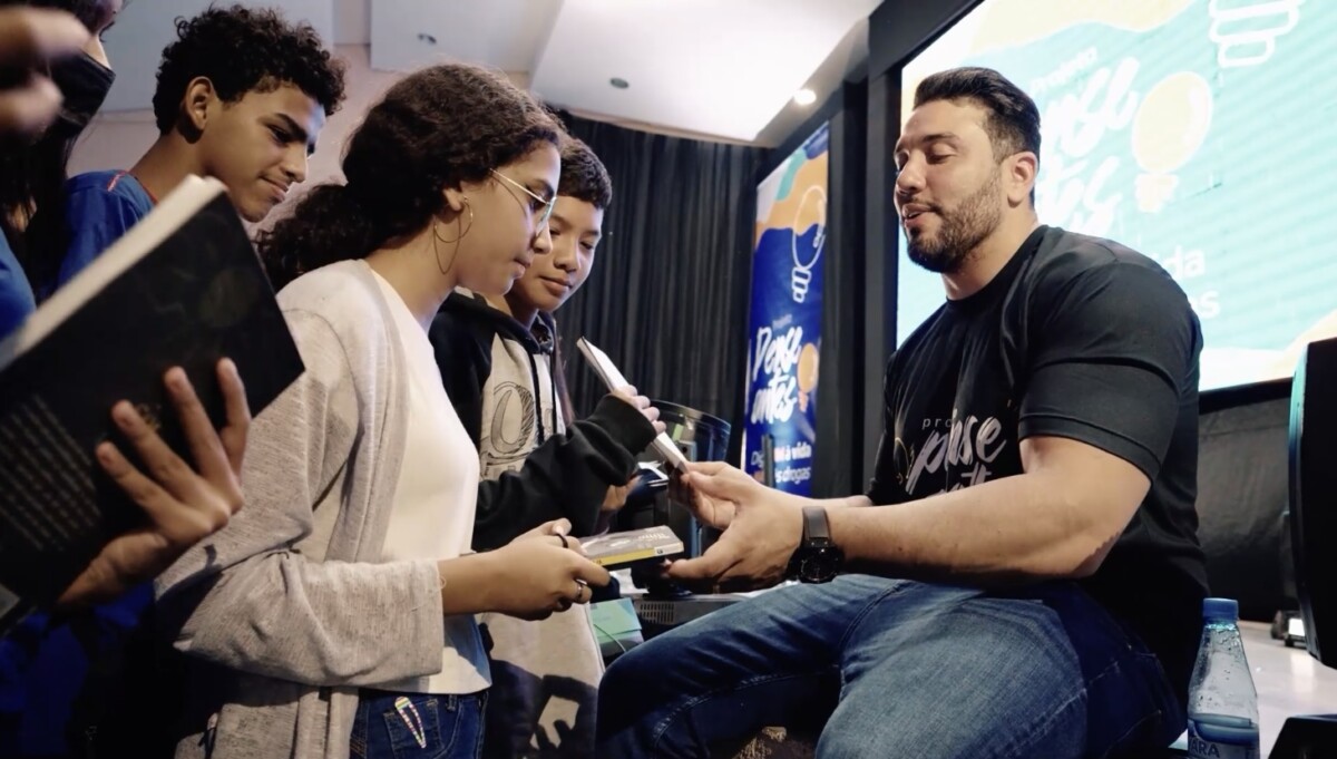 Dia Nacional de Combate ás drogas – escritor amazonense relata em livros história de superação