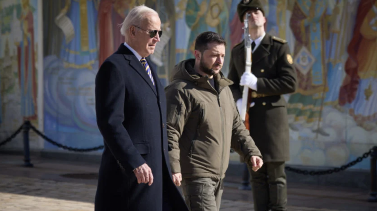 Sirenes de ataque aéreo tocam durante visita do presidente Joe Biden a capital Kiev, na Ucrânia
