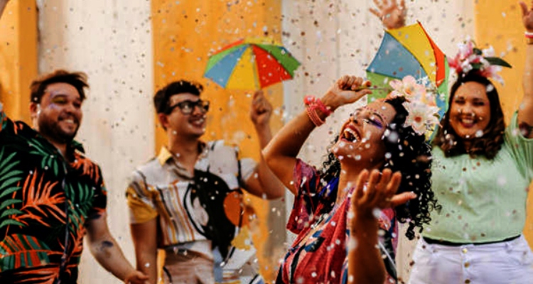 Carnaval: saiba como aproveitar sem prejudicar a saúde da voz e a audição